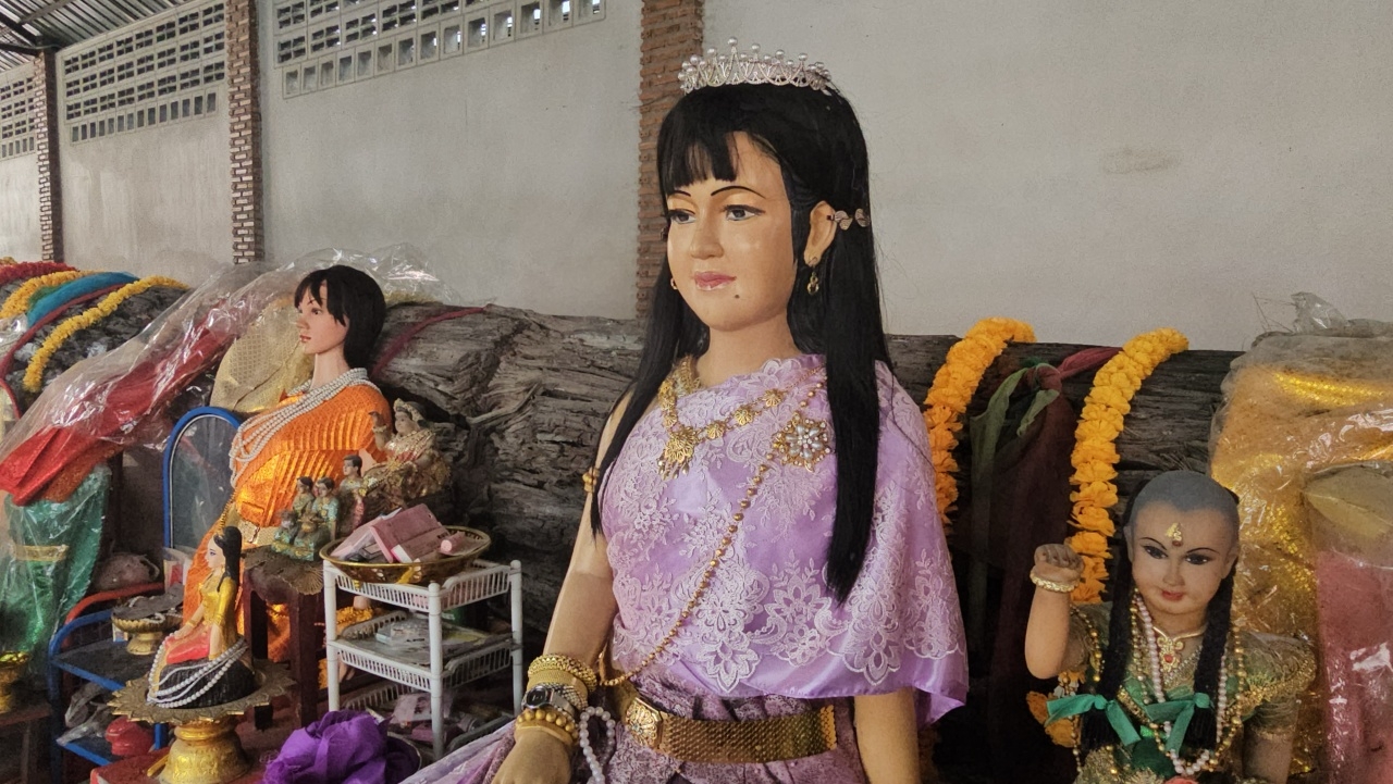 สาวพาเพื่อนส่อง "เลขเด็ด" ตะเคียนแม่ศรีมณีทอง หลังให้โชคมาแล้วหลายงวด