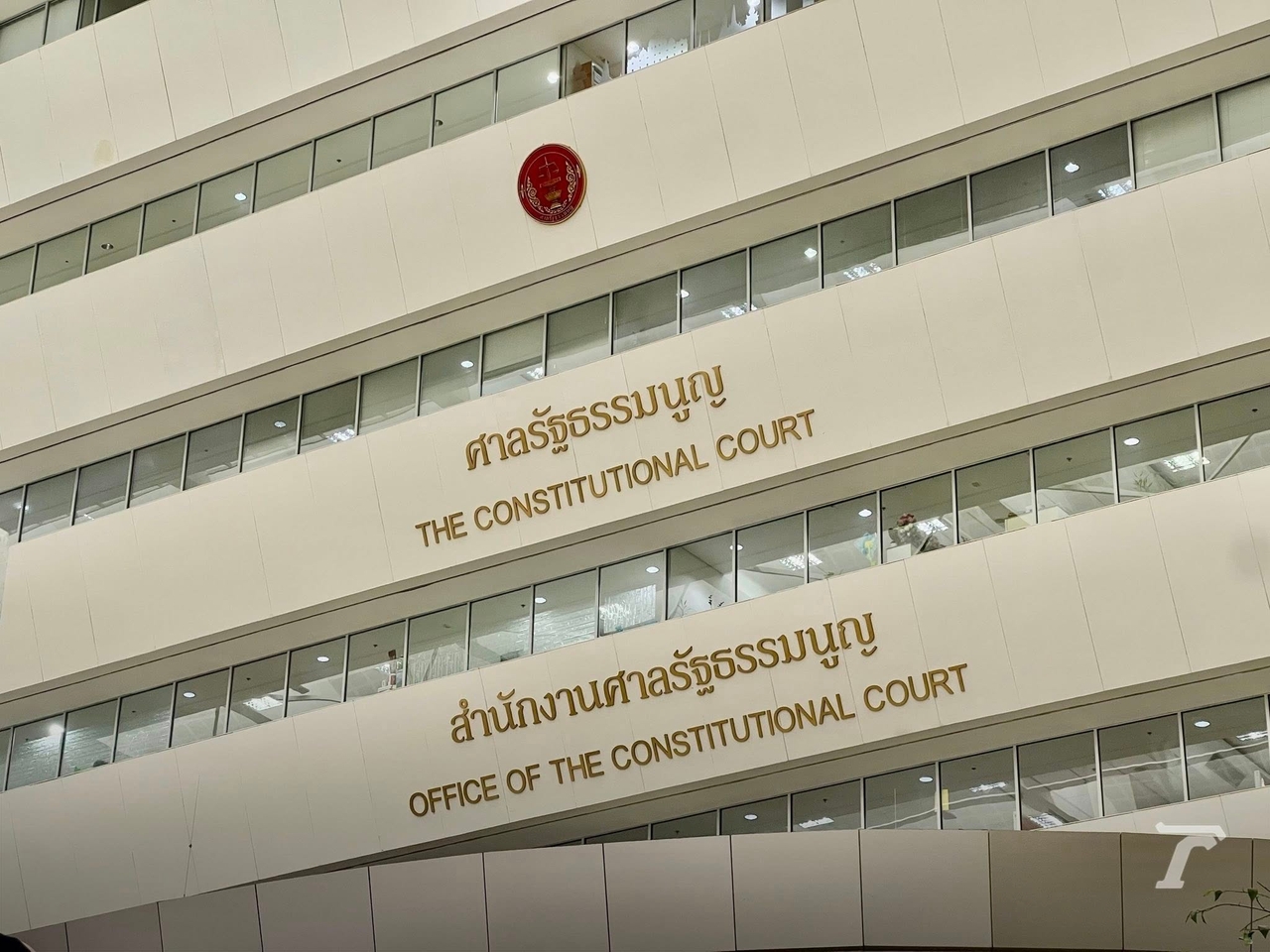 สื่อมวลชนปักหลักเกาะติด ศาลรัฐธรรมนูญ ชี้ชะตานายกฯ แพทองธาร ครึ่งเช้ายังเงียบ⁣