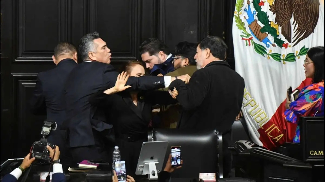 วุฒิสภาเม็กซิโกเดือด สว. เปิดศึกผลักอกกลางสภา