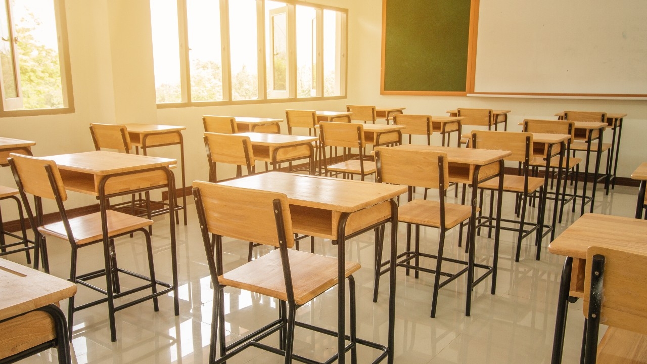 คุรุสภาจ่อสั่งพักใช้ใบอนุญาตครูสระบุรี ล่วงละเมิด นร.หญิง 7 ขวบ 3 คน ถ่ายภาพข่มขู่