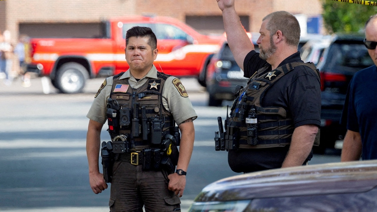 สลด เหยื่อกราดยิงโรงเรียนสหรัฐฯ อายุ 8 กับ 10 ขวบ เด็กเจ็บอีก 14 ราย