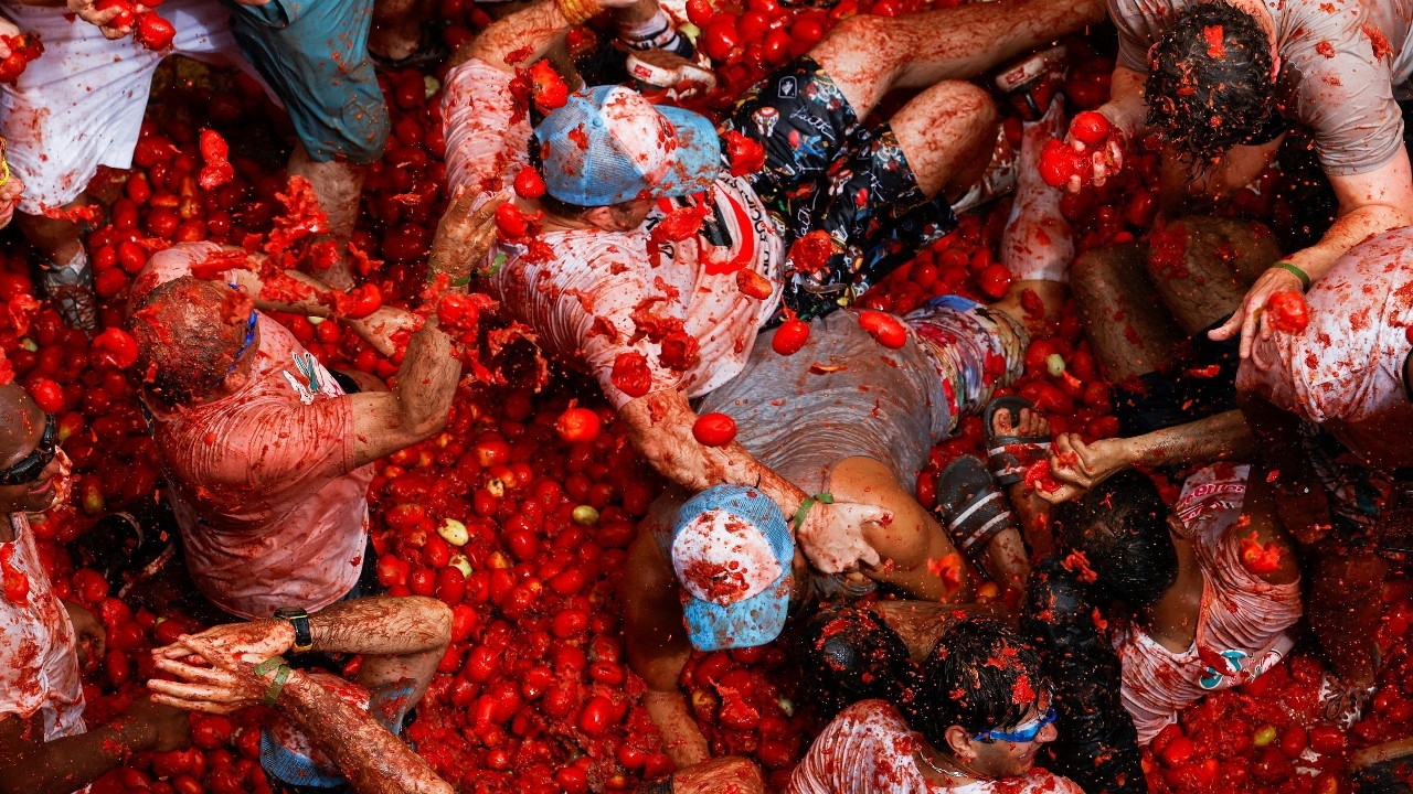 สเปนเปิดศึกปามะเขือเทศประจำปี 2025 แดงฉานไปทั้งเมือง