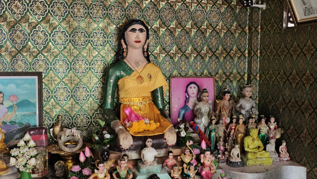 คอหวยไม่ท้อ ช่วยกันส่องเลขเด็ด "เจ้าแม่หมอนทอง" หวังนำไปลุ้นโชคแม้เลขไม่ค่อยชัด