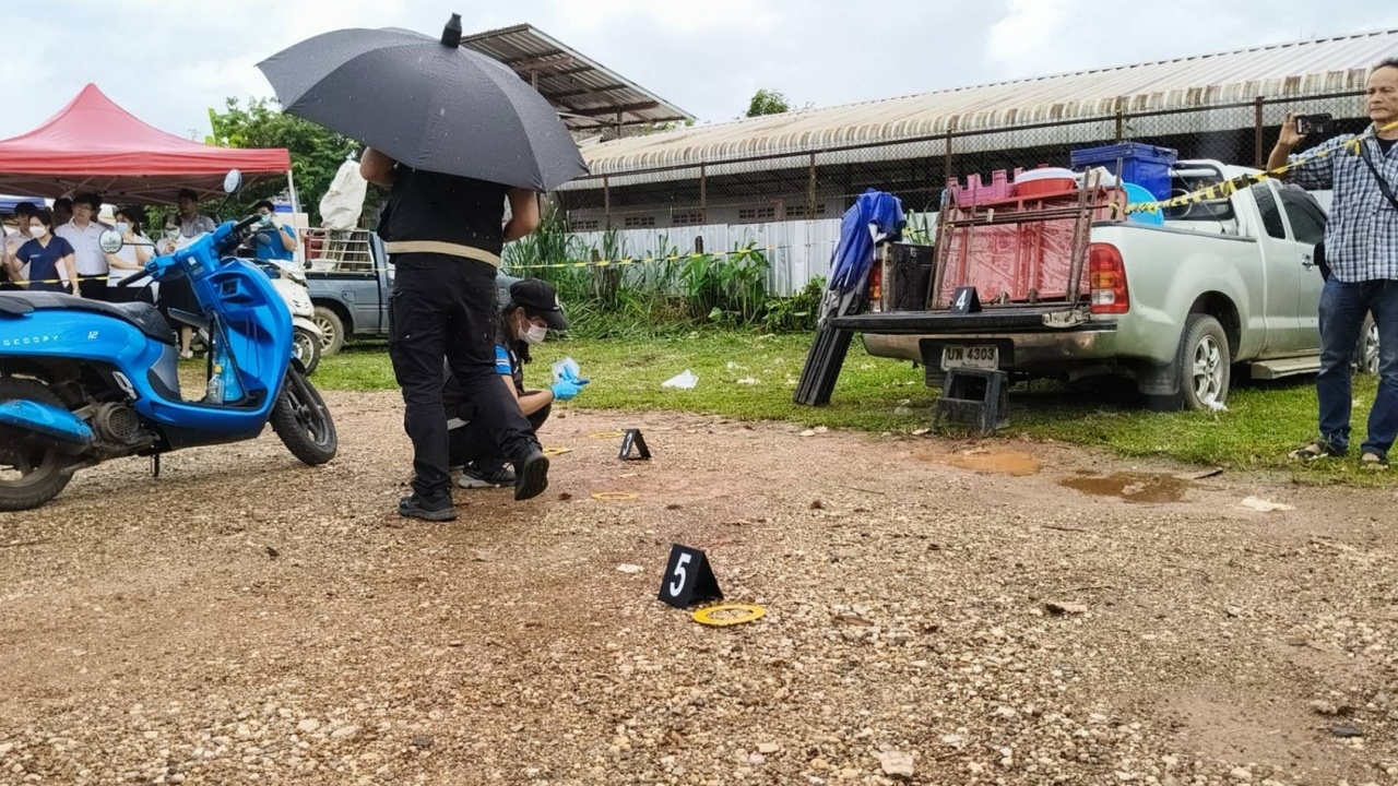 ผัวขอคืนดีเมียไม่สำเร็จ ชักปืนยิงเจ็บ ก่อนปลิดชีพตัวเองหนีผิดกลางตลาดนัด