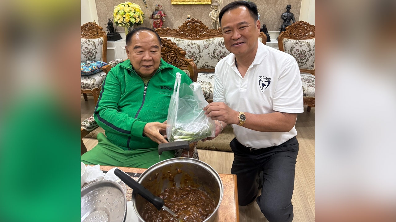 “เชฟบิ๊กป้อม” ทำข้าวหน้าไก่เลี้ยง “เสี่ยหนู” มื้อกลางวันบรรยากาศชื่นมื่น