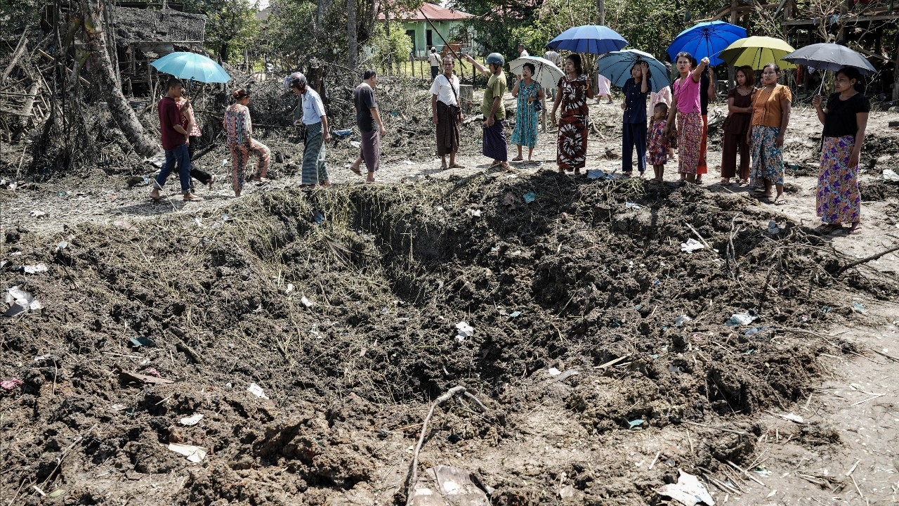 กองทัพเมียนมาทิ้งระเบิดถล่มเมืองประวัติศาสตร์มะเยาะอู้ พลเรือนดับ 12 ศพ รวมทั้งผู้หญิงและเด็ก 
