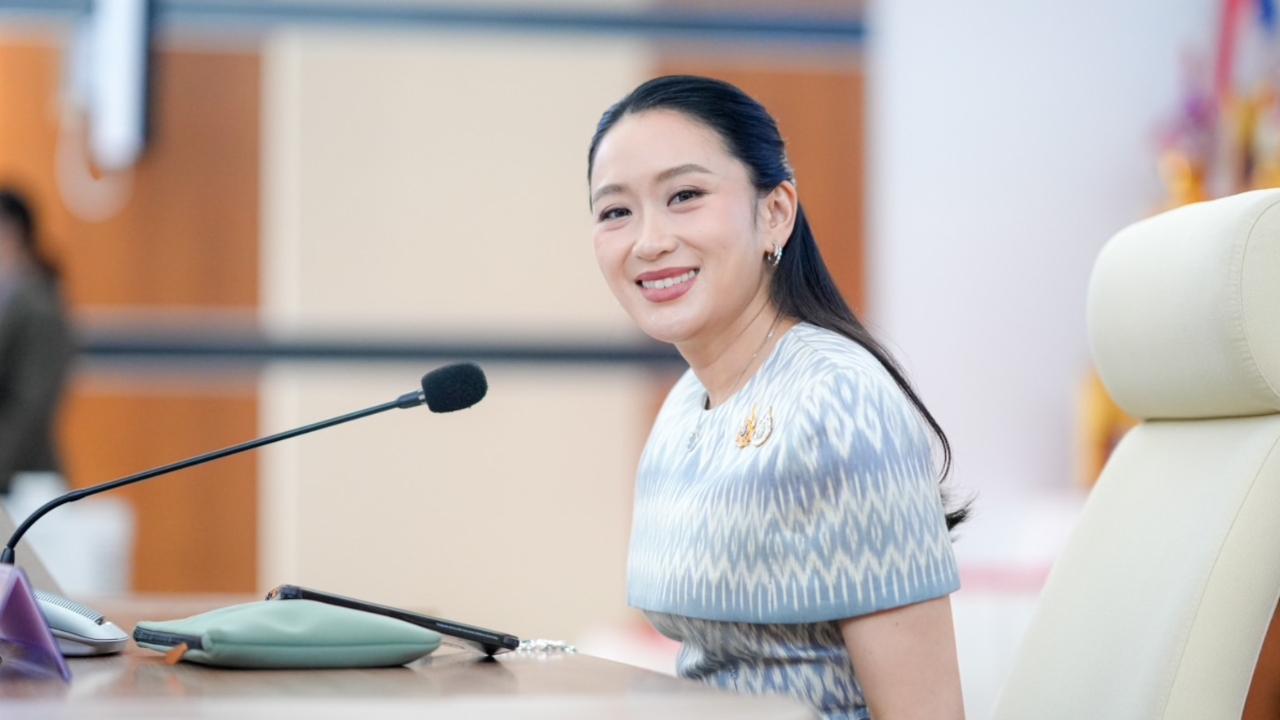 “อิ๊งค์” เข้ากระทรวง ประชุม คกก.วัฒนธรรม ทักทายสื่อ “เราไม่ได้เจอกันสักพัก”