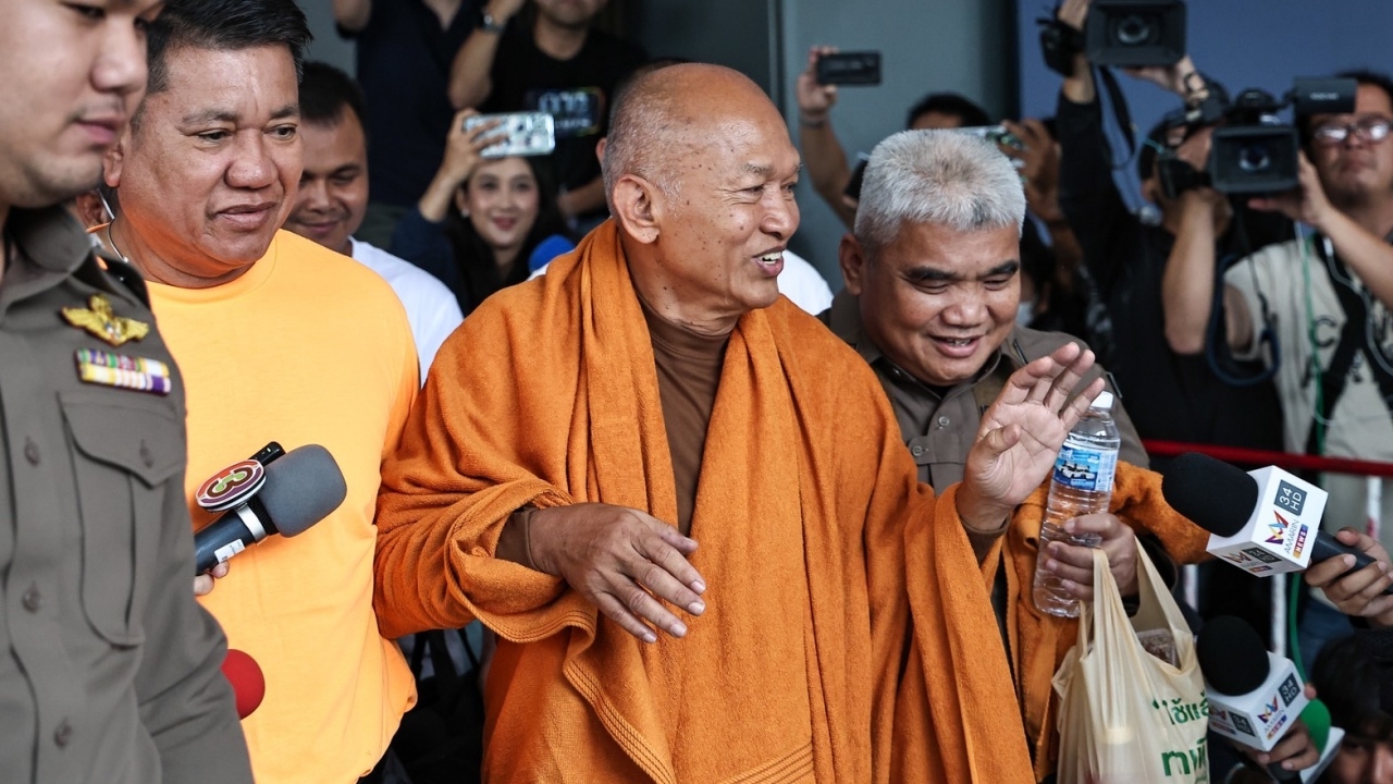 ฝากขัง อดีตพระอลงกต หมอบี ค้านประกันกลัวหนี เดินยิ้มตลอดเวลา ไม่ตอบคำถามสื่อ