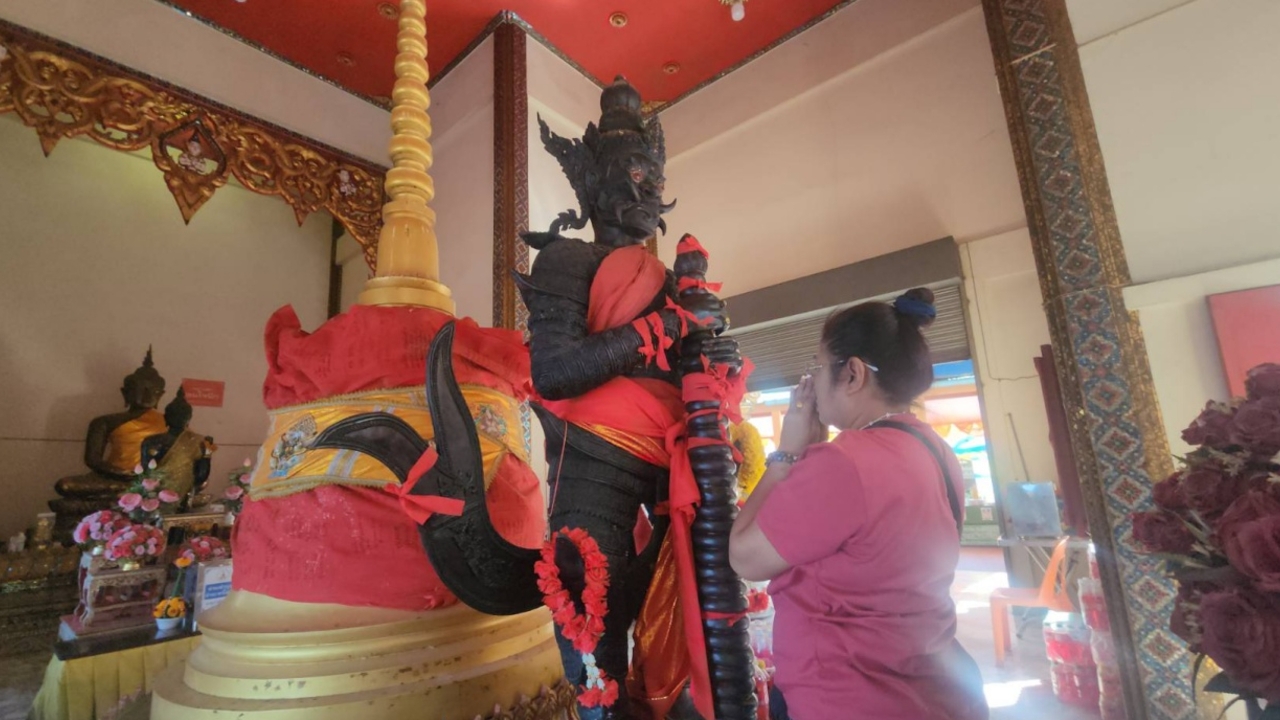 แม่ครัวอยากเป็นเถ้าแก่ มาขอเลขเด็ด “ท้าวเวสฯ-หลวงพ่อสมหวัง” หวังลุ้นรวยเปิดร้านอาหาร