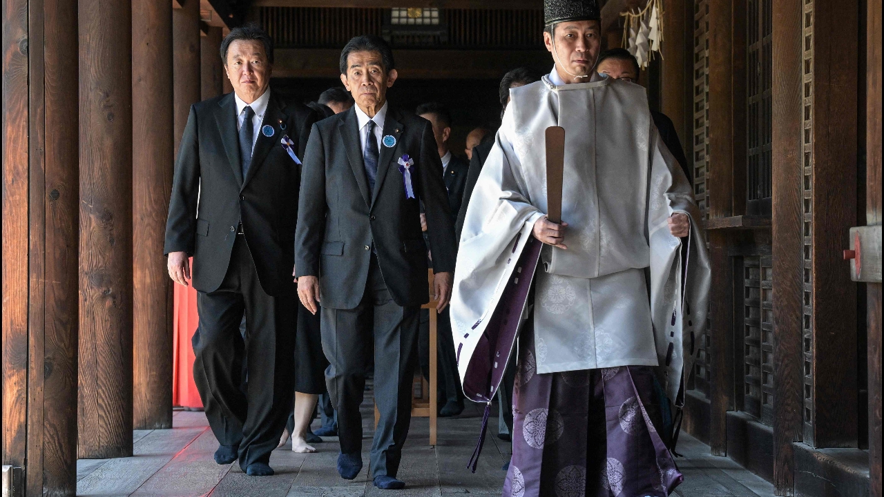 นักการเมืองเคารพศาลเจ้ายาสุคุนิ รำลึก 80 ปี ญี่ปุ่นยอมแพ้สงครามโลกครั้งที่ 2