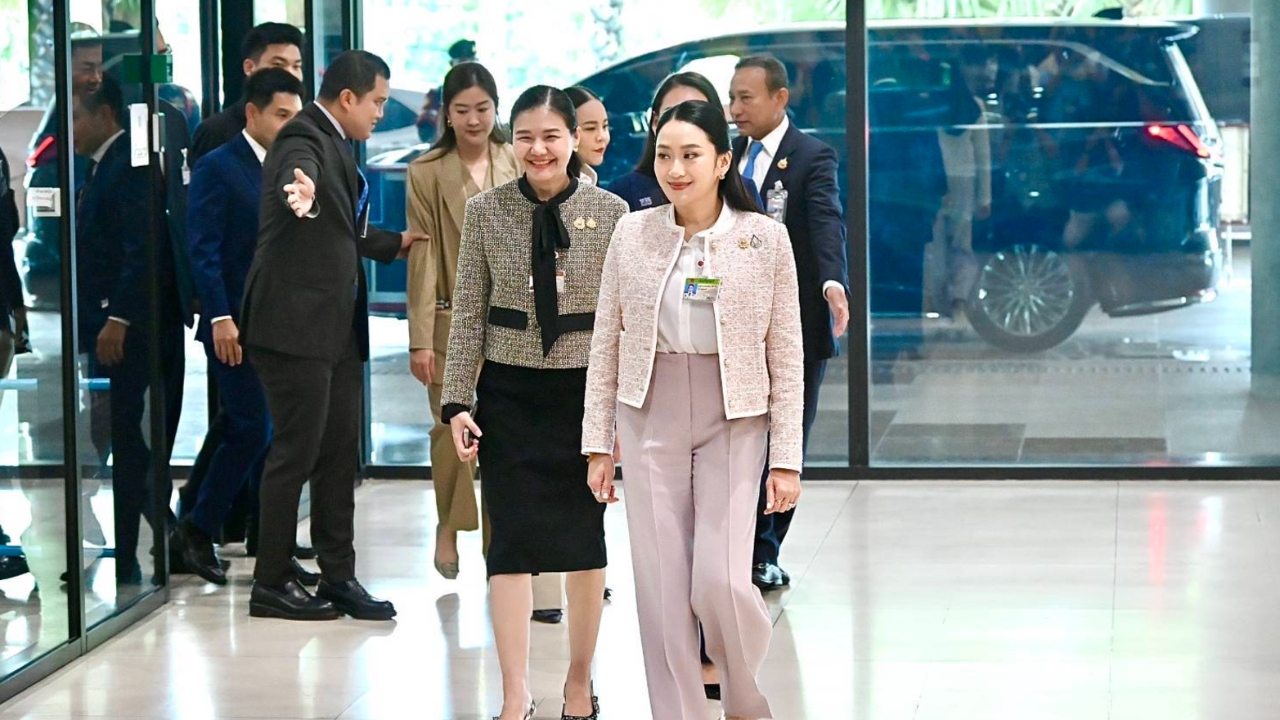 “อิ๊งค์” เข้าสภาฯ ไม่ตอบสื่อ 3 วันติด แต่โพสต์คำคมภาษาอังกฤษกลางดึก