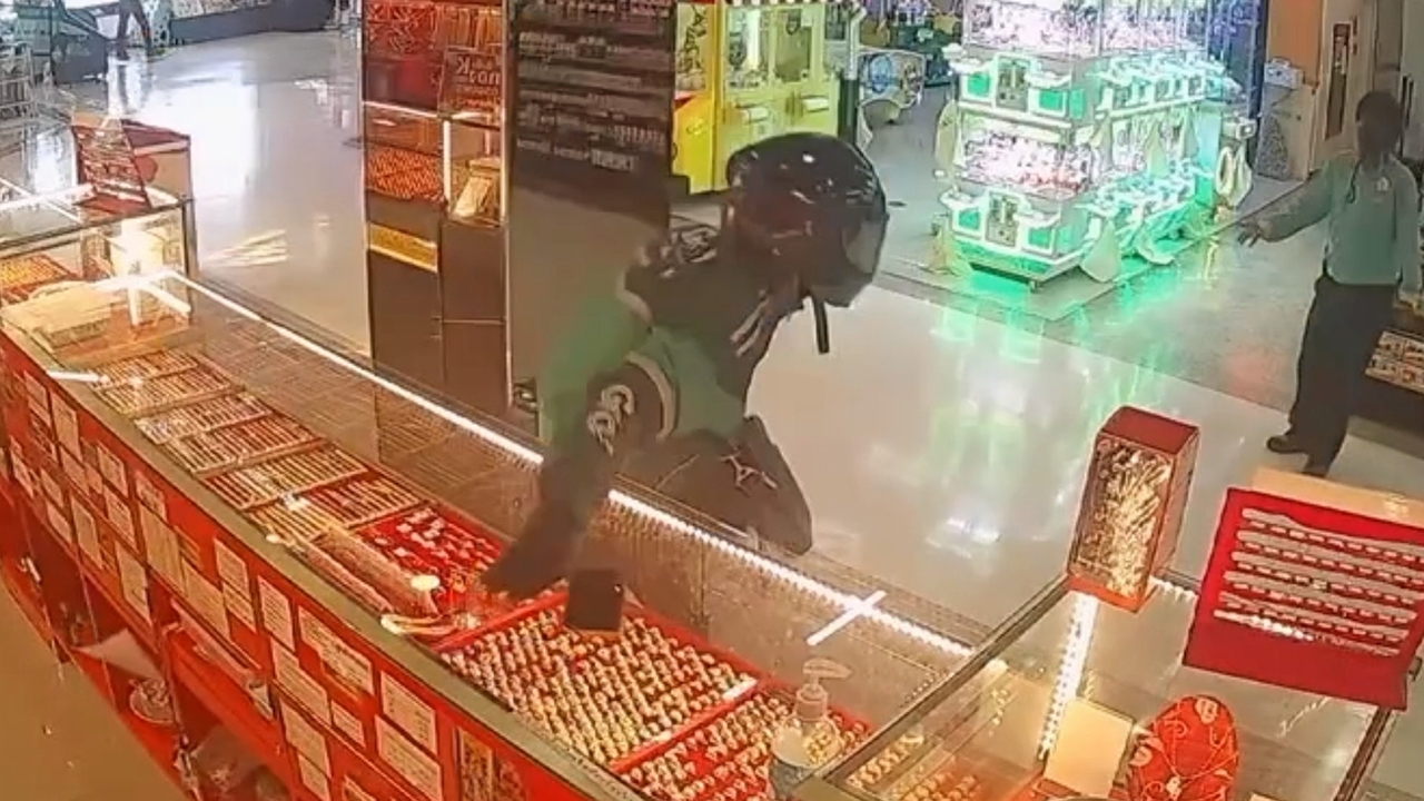 โจรชุดไรเดอร์จี้ร้านทองห้าง ปืนขู่-ชิง 136 บาท ซิ่งจักรยานยนต์หนีไร้ร่องรอย