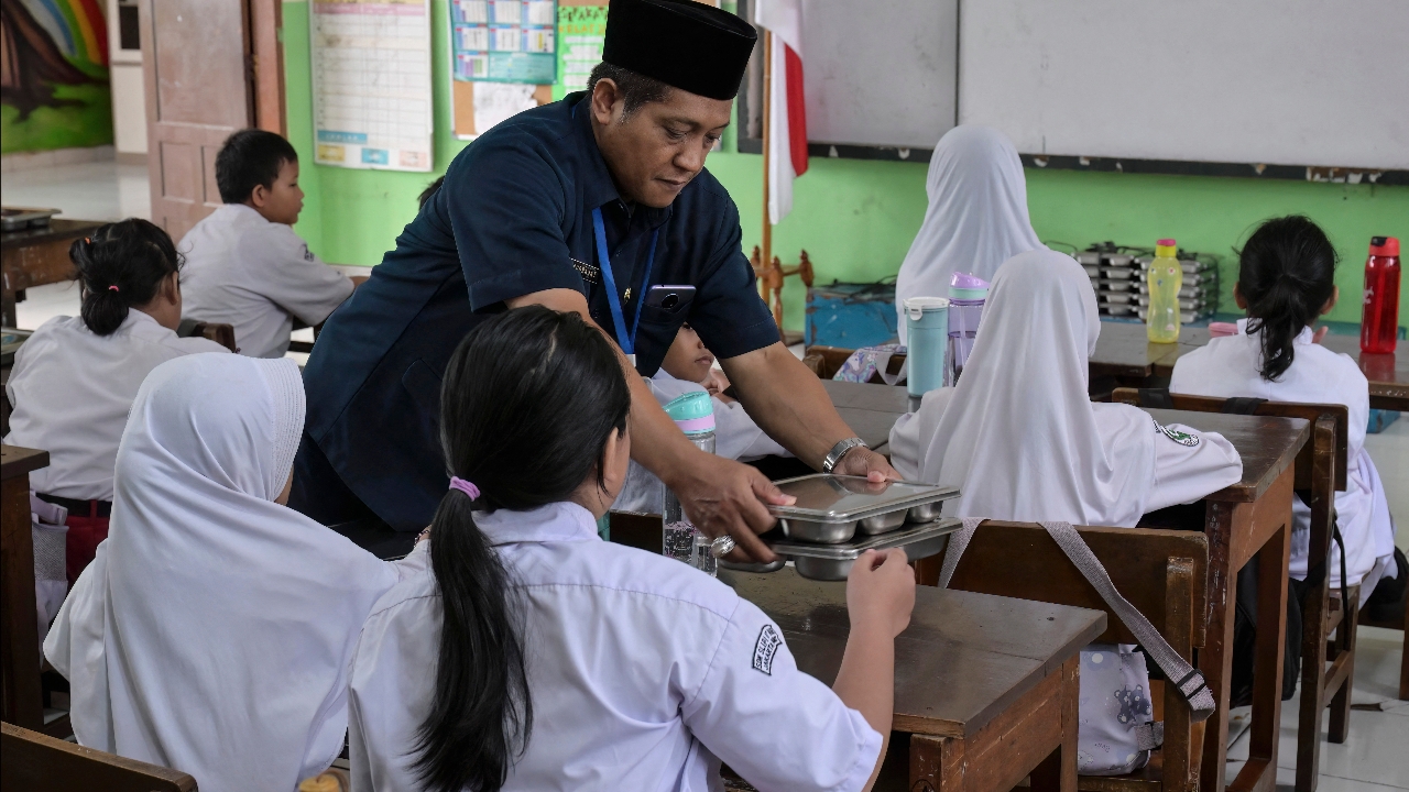 อินโดนีเซียระส่ำ อาหารกลางวันฟรีทำเด็กกว่า 360 คนอาหารเป็นพิษอีกแล้ว