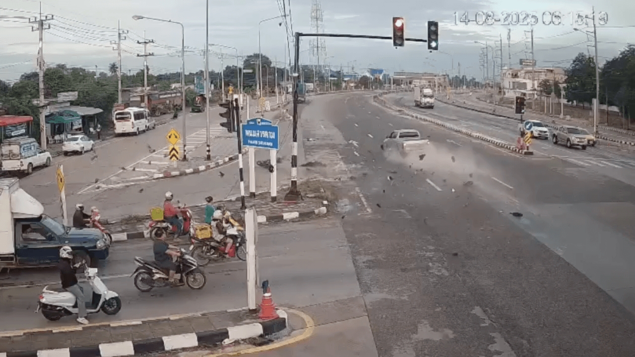 กระบะซิ่งฝ่าไฟแดง กลางแยกพนมสารคาม จ.ฉะเชิงเทรา ชน จยย. พ่อแม่ลูก ดับ 3 ศพ