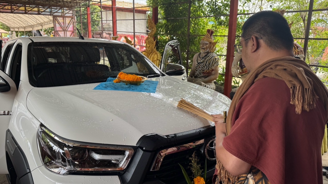 สาวเชื่อ ได้โชคจากอาศรมฤาษีเณร ออกกระบะป้ายแดง ไม่ลืมเอาทะเบียนเสี่ยงโชค