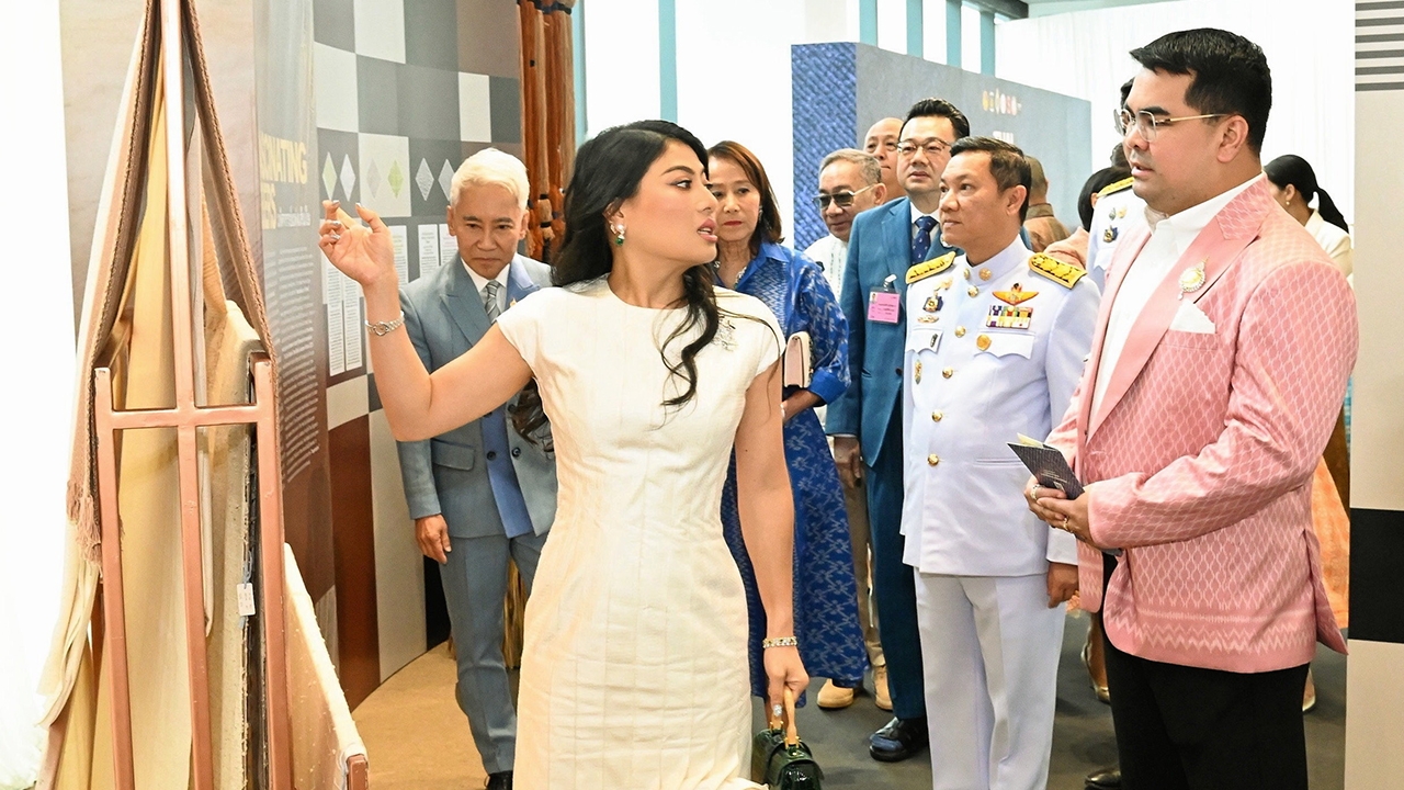 "องค์หญิง" ทรงนําใช้สินค้าของไทย พระราชทานแนวทางแฟชั่นยุคใหม่ เชิญชมพระอัจฉริยภาพงาน "ผ้าไทย"