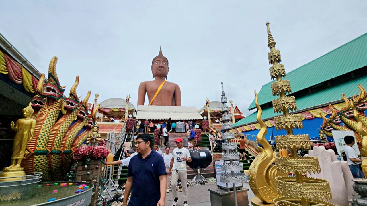 สาววัย 23 มาตามศรัทธา อธิษฐานขอเลขเด็ด หลวงพ่อสมหวัง งวด 16/8/68