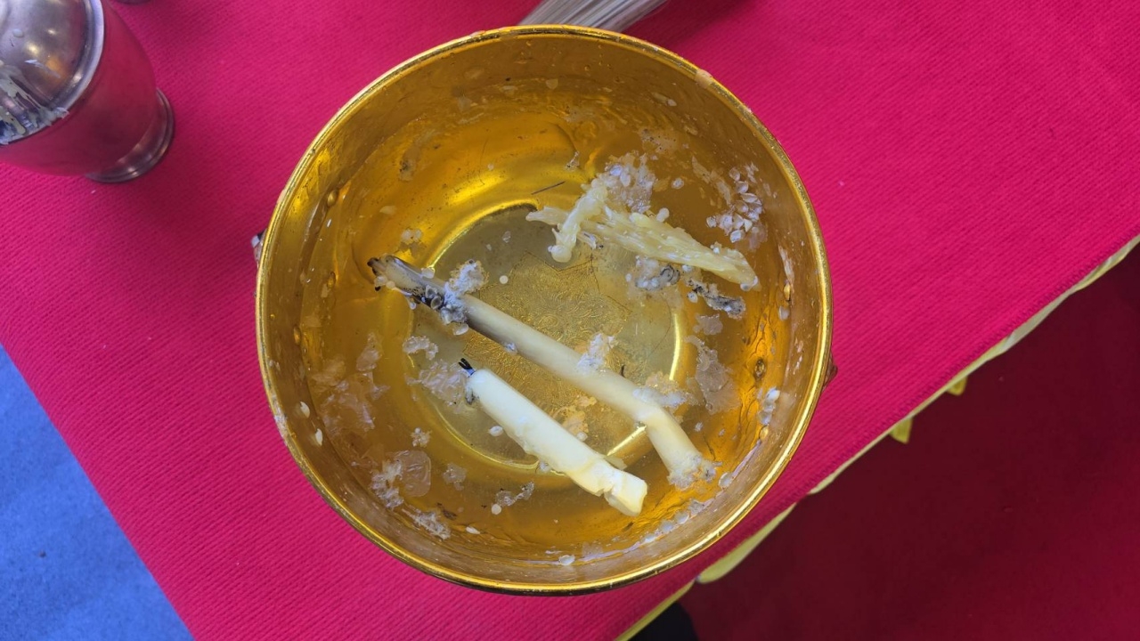 ศรัทธาคอหวย แห่ส่อง "เลขเด็ด" ขันน้ำมนต์เกจิดัง หวังลุ้นโชคงวด 16/8/68