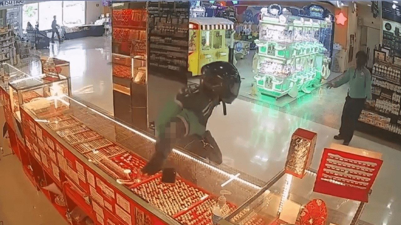 โจรชุดไรเดอร์ ควงปืนจี้ชิงทองในห้างฯ กวาดไปได้ 163 บาท ก่อนซิ่งรถหนี