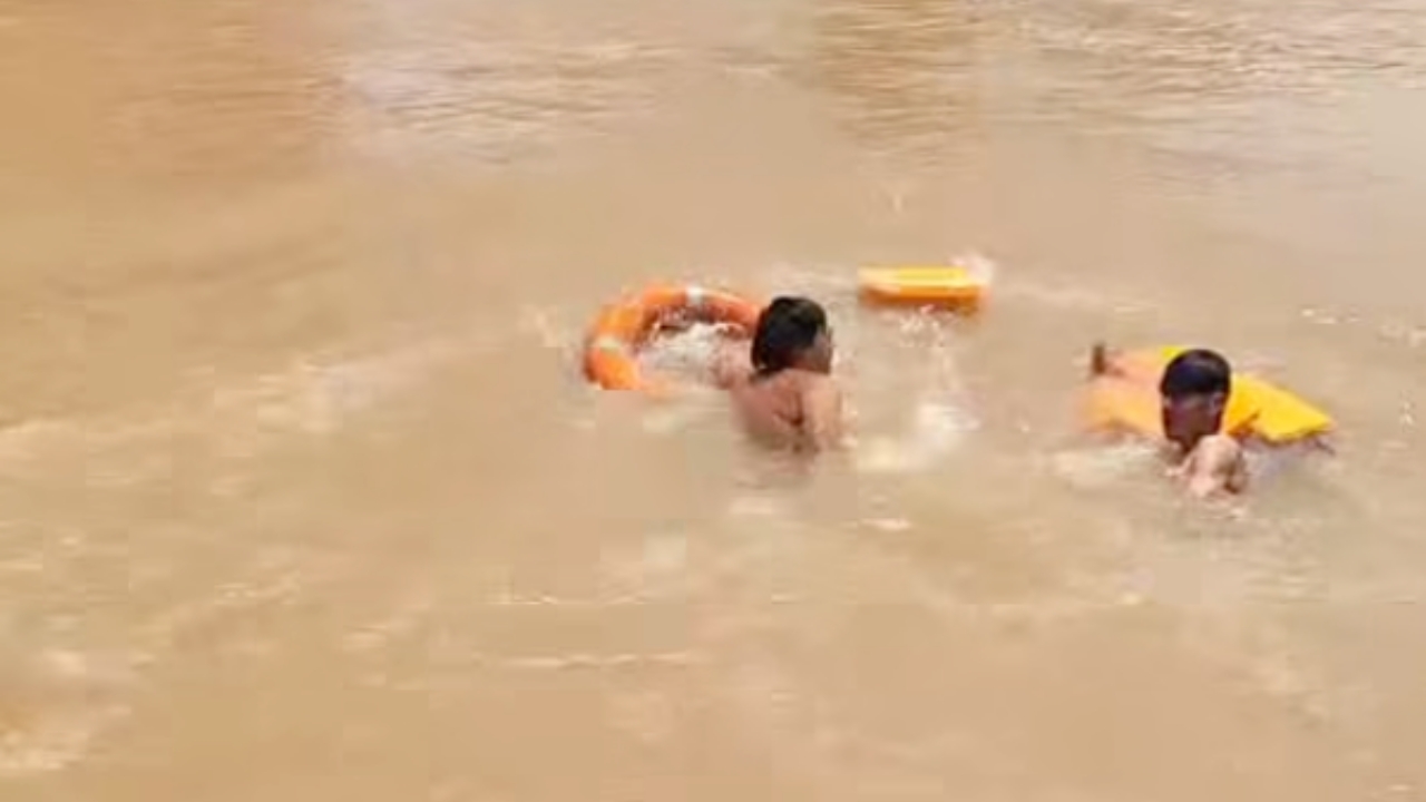 โคตรเท่ เปิดคลิปนาที 2 ฮีโร่ โดดน้ำช่วยชีวิตสาวท้อง 5 เดือน กลางแม่น้ำเจ้าพระยา