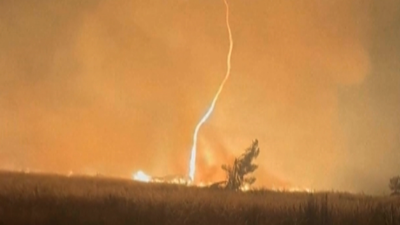พายุทอร์นาโดไฟพัดผ่านกลุ่มควันจากไฟป่าในโปรตุเกส