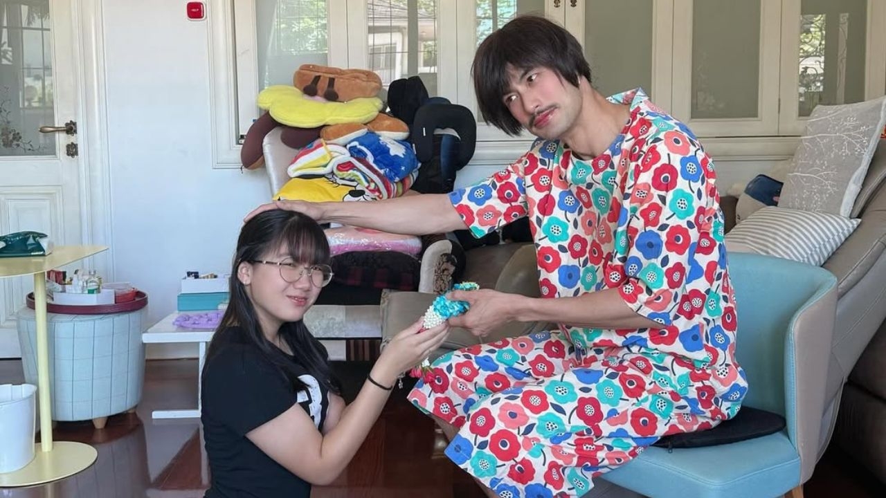 บอย ปกรณ์ รับพวงมาลัย น้องวันใหม่ โพสต์ซึ้งพร้อมเป็นทุกตำแหน่ง แต่รูปที่ได้ฮามาก