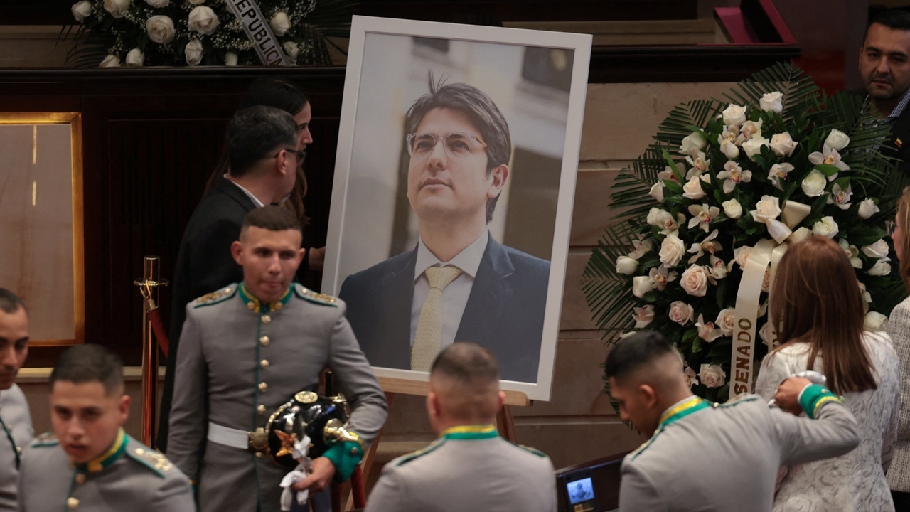 สลด “มิเกล อูริเบ” สว.โคลอมเบีย เสียชีวิตแล้ว 2 เดือนหลังถูกยิงขณะหาเสียง