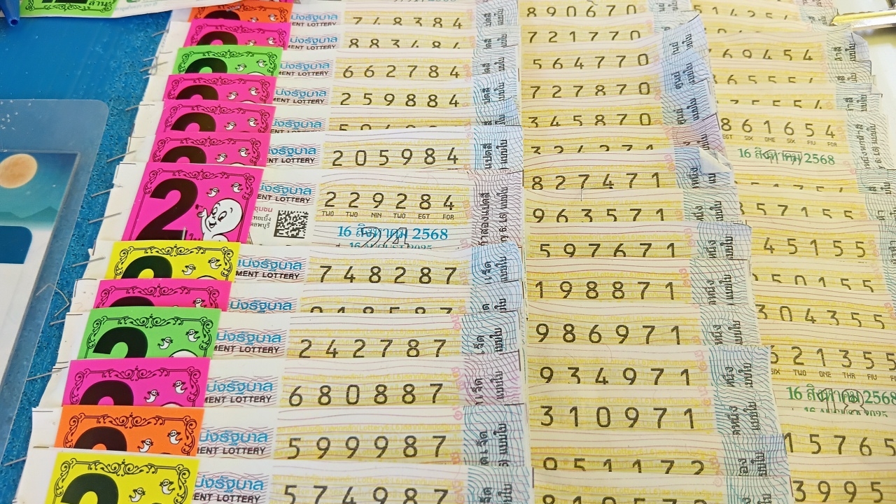 ส่องแผงลอตเตอรี่ จ.กำแพงเพชร แม่ค้าเผย "เลขเด็ด" ขายดี คนแห่กว้านซื้อจนเกลี้ยง