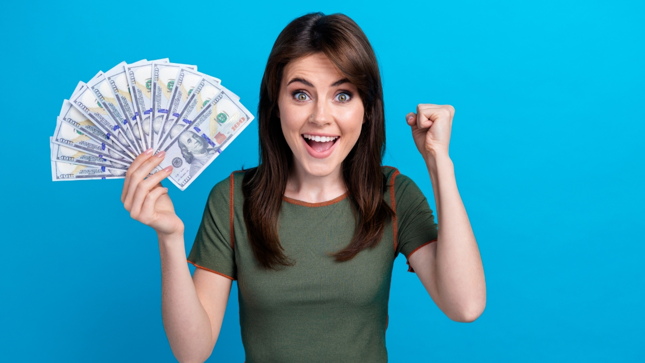 สีเสื้อมงคลวันหวยออก 16/8/68 หวยออกวันเสาร์ ใส่เสื้อสีอะไรนำโชค