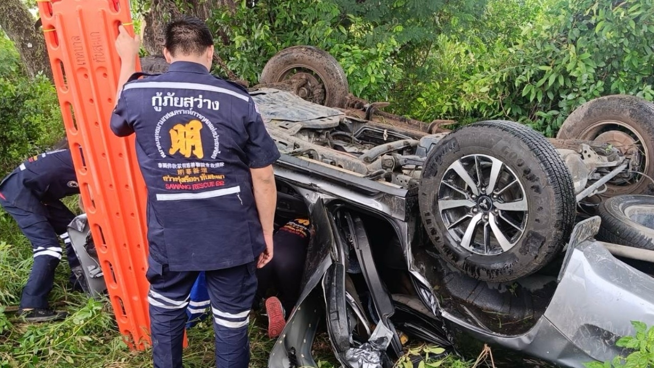 SUV แหกโค้งอันตราย ที่ประจวบฯ ชนต้นไม้ ดับ 2 เจ็บ 3