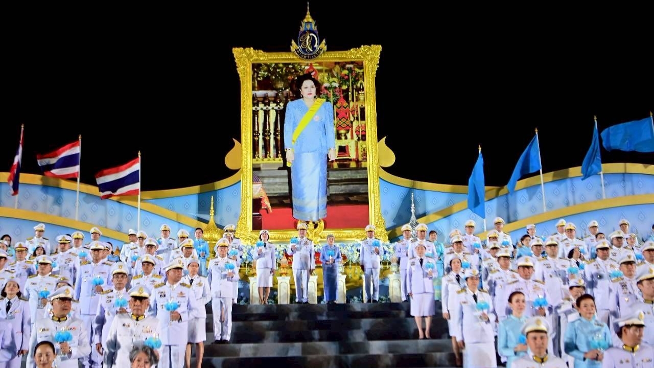 “ภูมิธรรม” นำพสกนิกรทุกหมู่เหล่าจุดเทียนถวายพระพรชัยมงคล สมเด็จพระพันปีหลวง