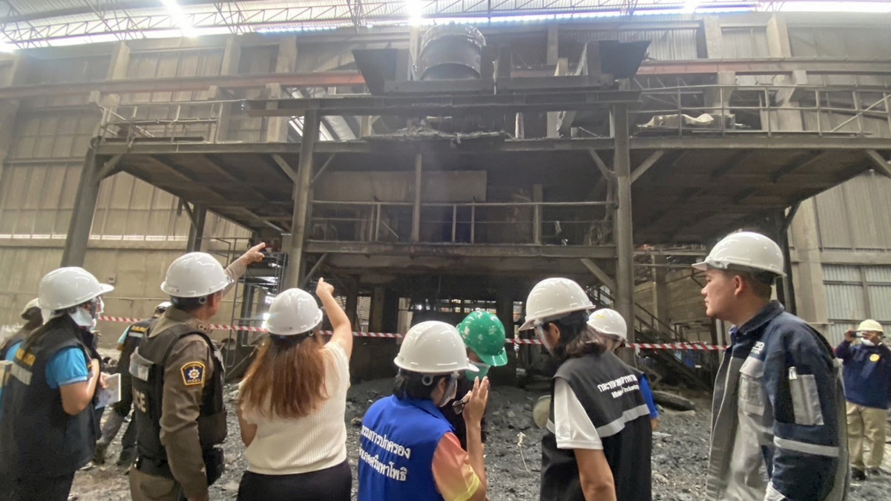 สยองเหล็กหลอม คนงานดับ 1 โคม่า 1 ปุดๆ 1,600 องศา จู่ๆ เครนขัดข้องเททะลักใส่ร่าง