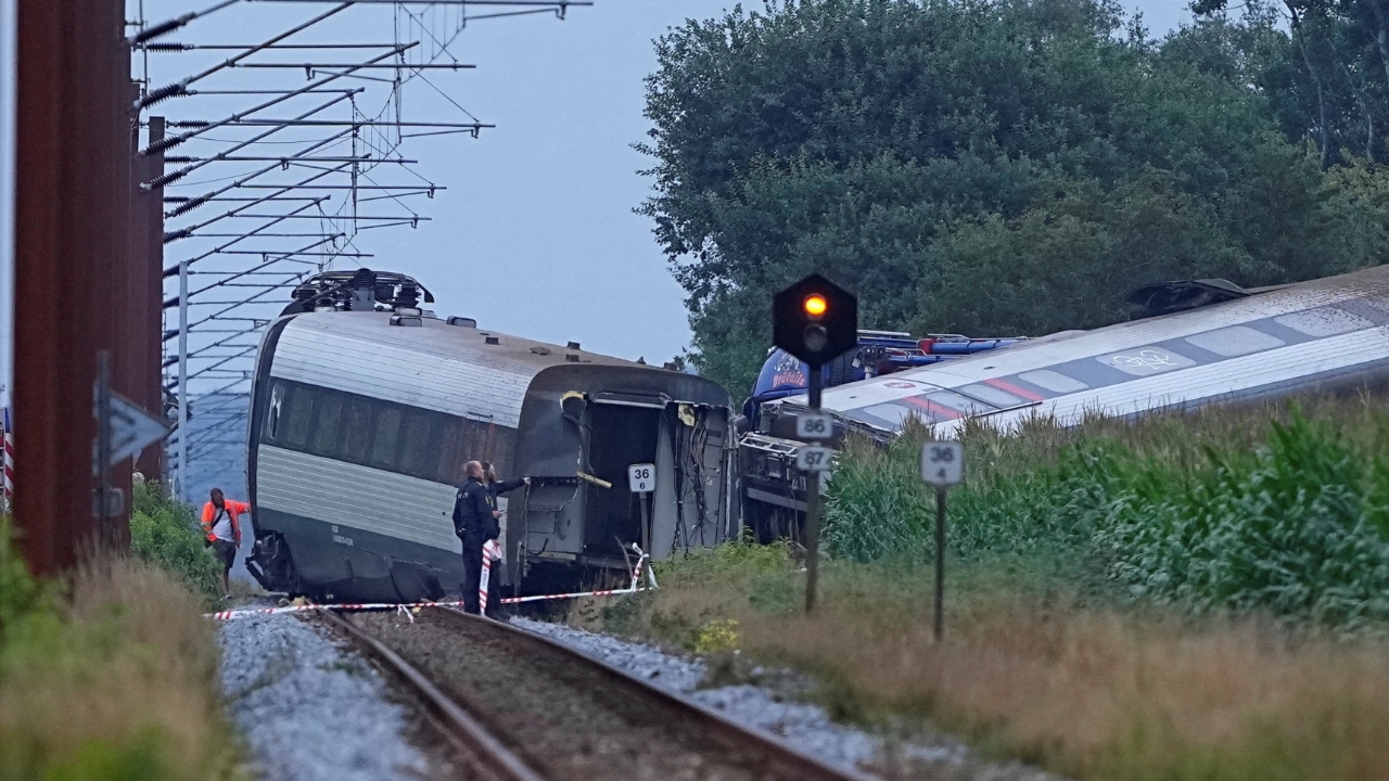 รถไฟโดยสารเดนมาร์กชนรถบรรทุกปุ๋ยหมักเหลว ทำให้รถไฟตกราง มีผู้เสียชีวิต 1 ศพ เจ็บเกือบ 20 ราย