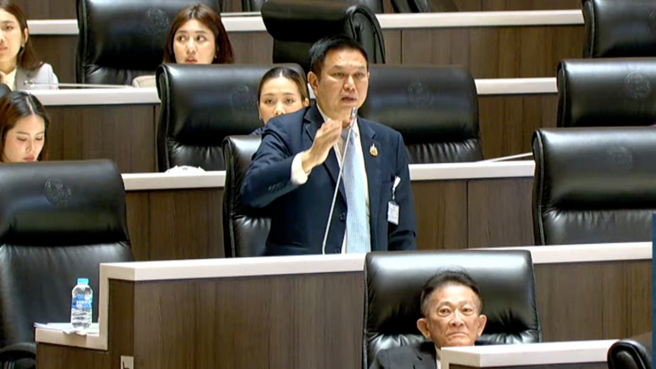 “วรวัจน์” ฉุนใส่งบสร้างถนนแฝงงบจังหวัด ลั่นควรนำเงินไปพัฒนาจังหวัดไม่ใช่ปล่อยให้ทำแต่ถนน