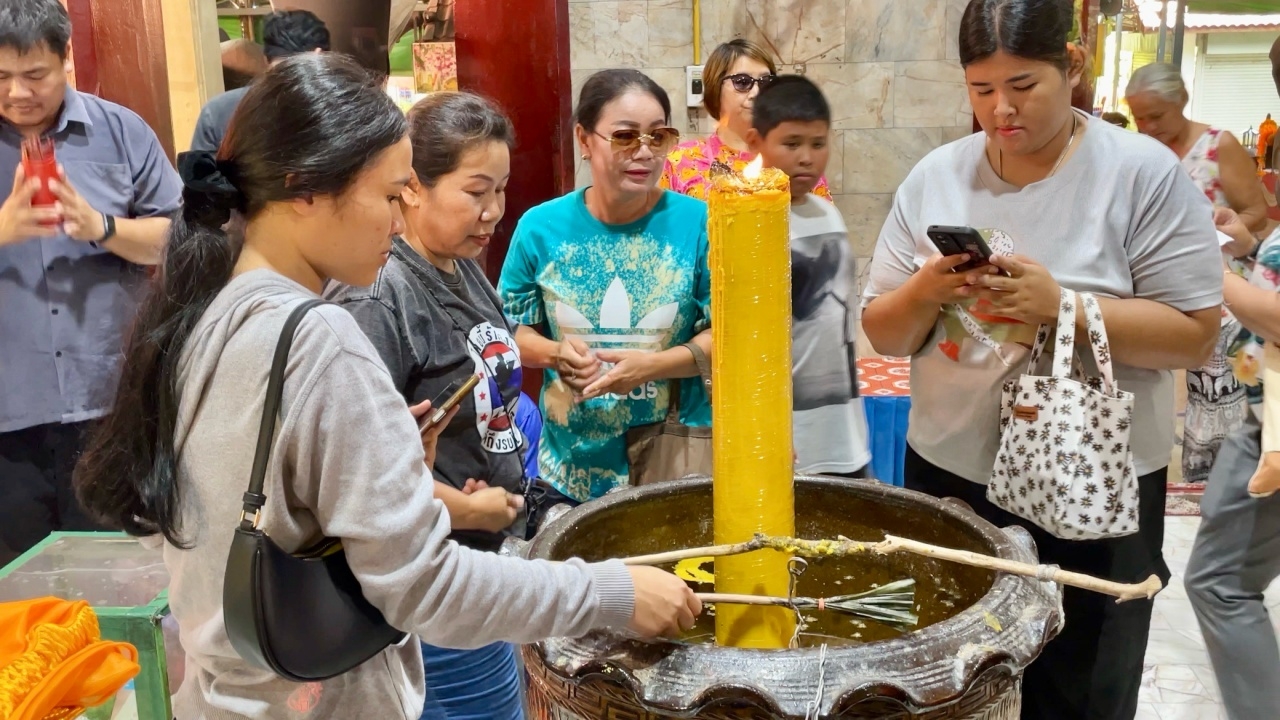 สายบุญแห่ขอพร "หลวงพ่อปากแดง" ไม่พลาดส่องเลขเด็ดอ่างน้ำมนต์เสี่ยงโชค