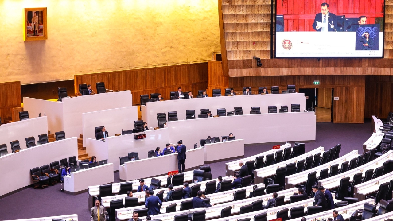 สส. ประชาชนซัดเดือดเอาภาษีจ่ายเงินเดือนพระ เสนอตัดงบฯ กว่า 5 พันล้าน