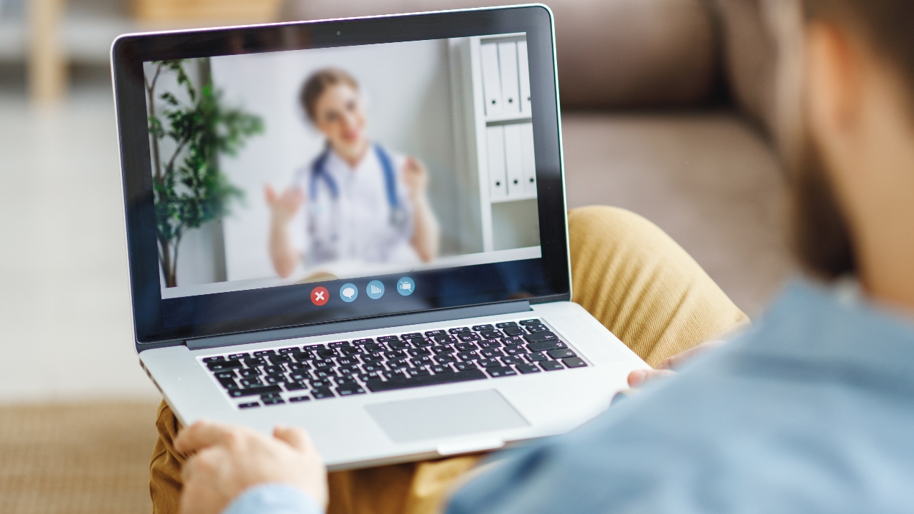 แพทยสภาเร่งตรวจสอบ หลังเพจดังแฉสาวปลอมใบประกอบวิชาชีพแพทย์ อ้างรักษาคนไข้