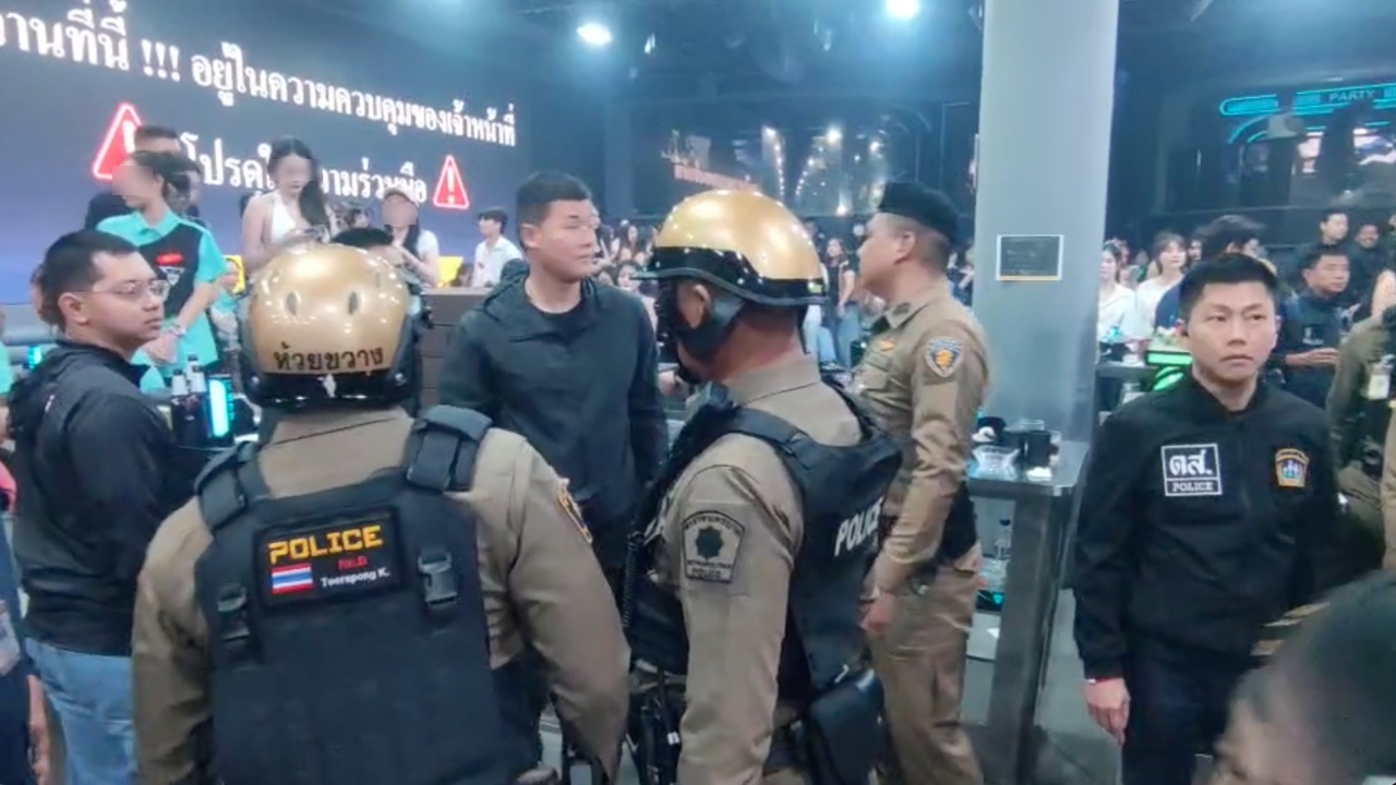 บุกตรวจผับจีนย่านห้วยขวาง ไม่มีใบอนุญาต แบ่งห้องวีไอพี ปล่อยนักท่องเที่ยวมั่วยา