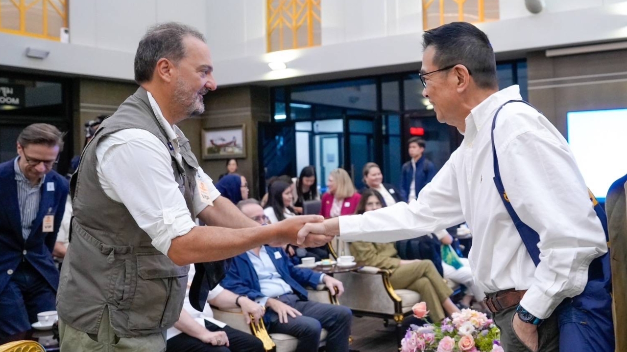 “มาริษ” นำคณะทูต 33 ประเทศ ดูเก็บกู้ทุ่นระเบิดภูมะเขือ