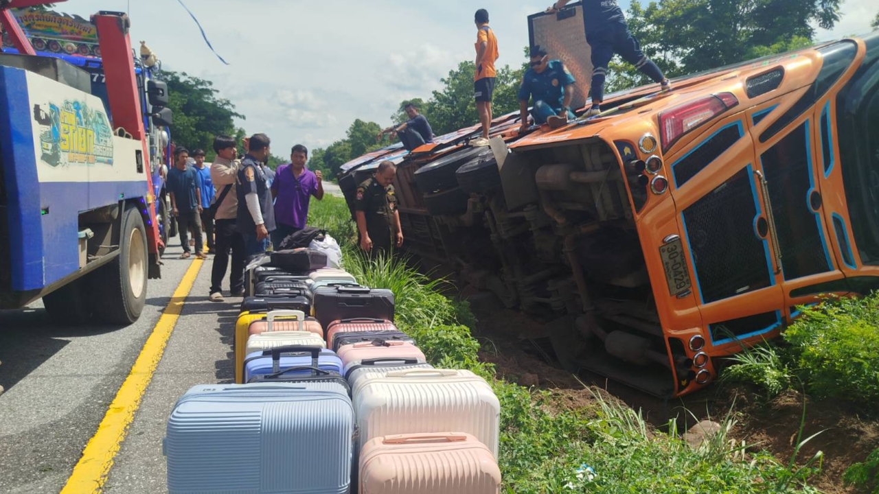 รถบัสพานักเรียนไปทัศนศึกษาเสียหลักตกร่องกลางถนน เด็กเจ็บ 2 ราย