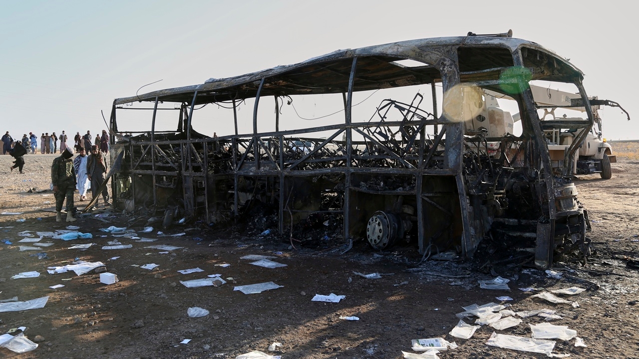 รถบัสขนผู้อพยพอัฟกันจากอิหร่านชนกระบะไฟลุกท่วม ดับแล้ว 79 ศพ