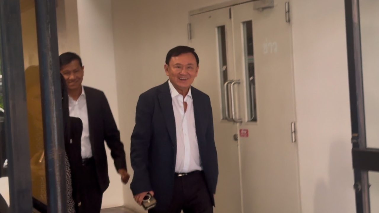 “ทักษิณ” เข้าเพื่อไทย อุบบอกเรื่องไปศาล-“อิ๊งค์” ยกเลิกเข้าประชุม มวลชนอดเบิร์ธเดย์