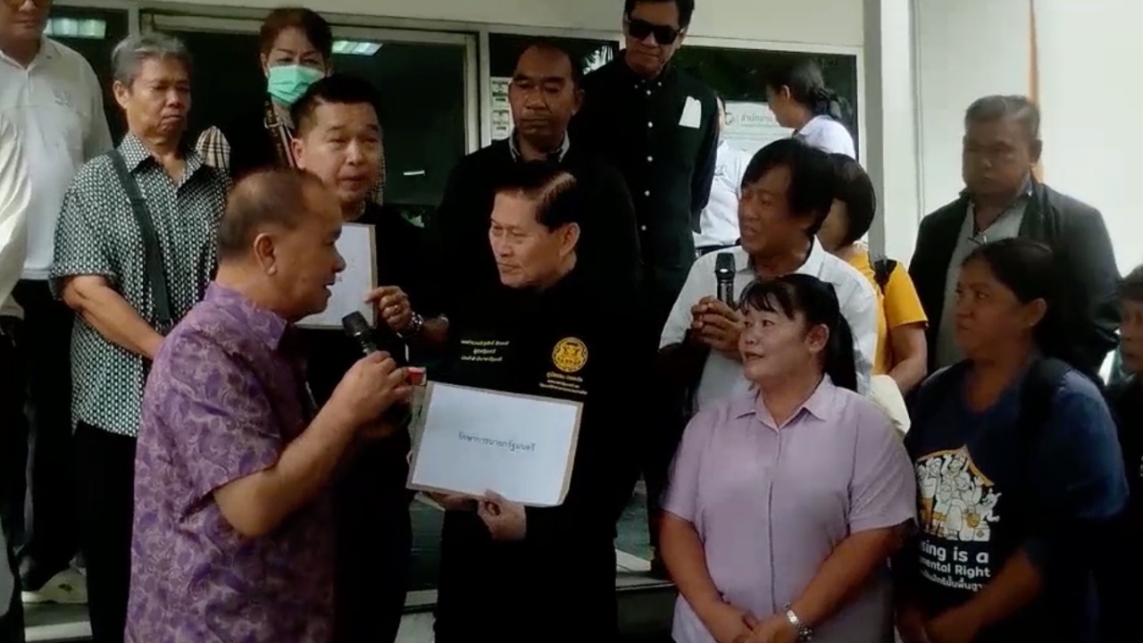 ภาคประชาชนยื่นหนังสือ "ภูมิธรรม" ตรวจสอบ-กางผลสอบวินัย "หมอสุภัทร" 