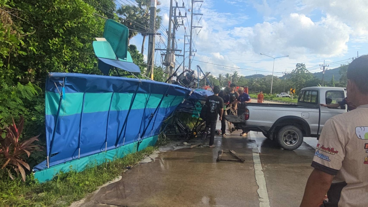 เกิดเหตุ "เครื่องบินเล็ก" ตกริมถนน ต.ป่าคลอก จ.ภูเก็ต พบผู้บาดเจ็บ 2 ราย