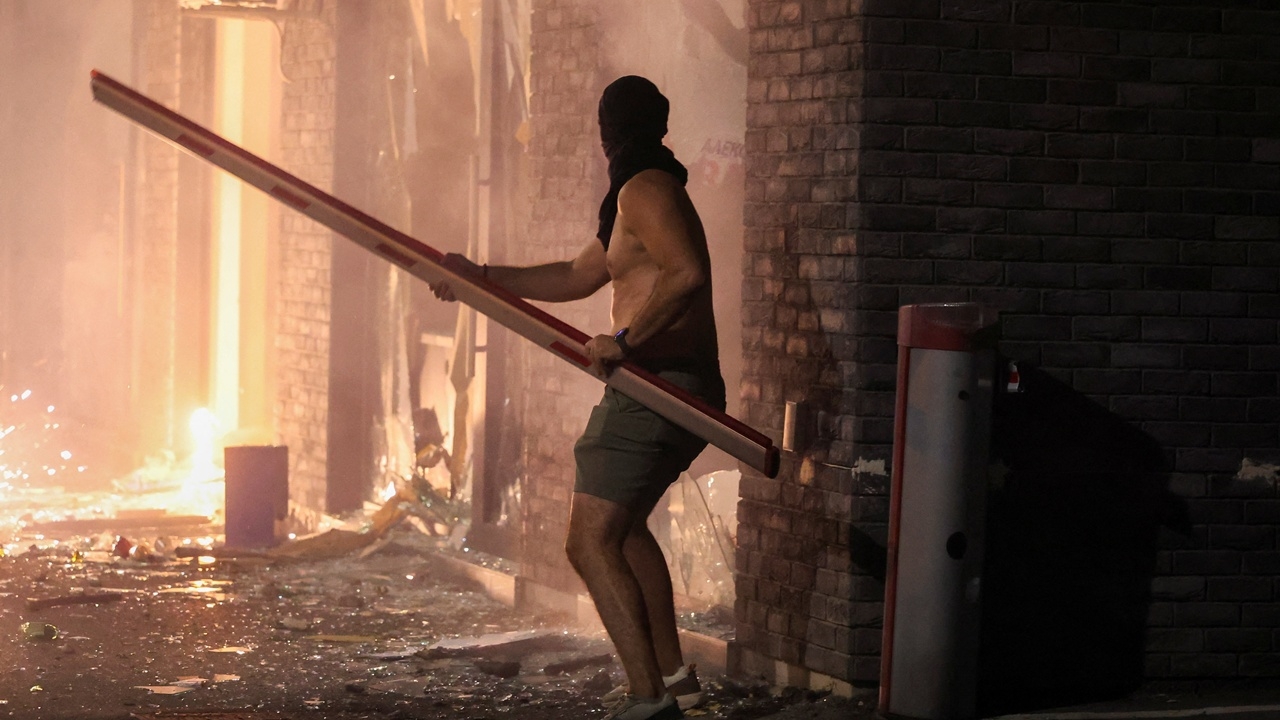 เซอร์เบียประท้วงเดือดต่อเนื่องคืนที่ 5 ปะทะตำรวจ-เผา สนง.พรรครัฐบาล