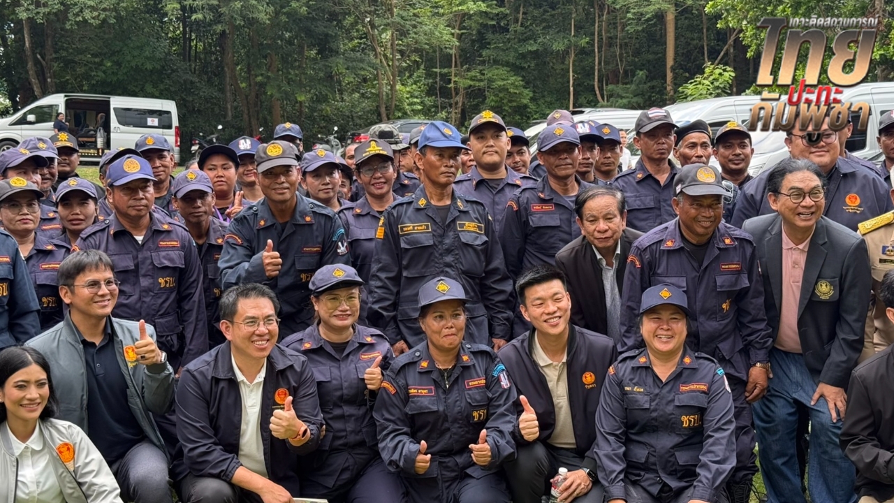 “เท้ง” บุกฟังเสียง ชรบ. บอกนับถือใจที่เสียสละ จ่อถามรัฐบาลเรื่องเงินเยียวยารายครอบครัว