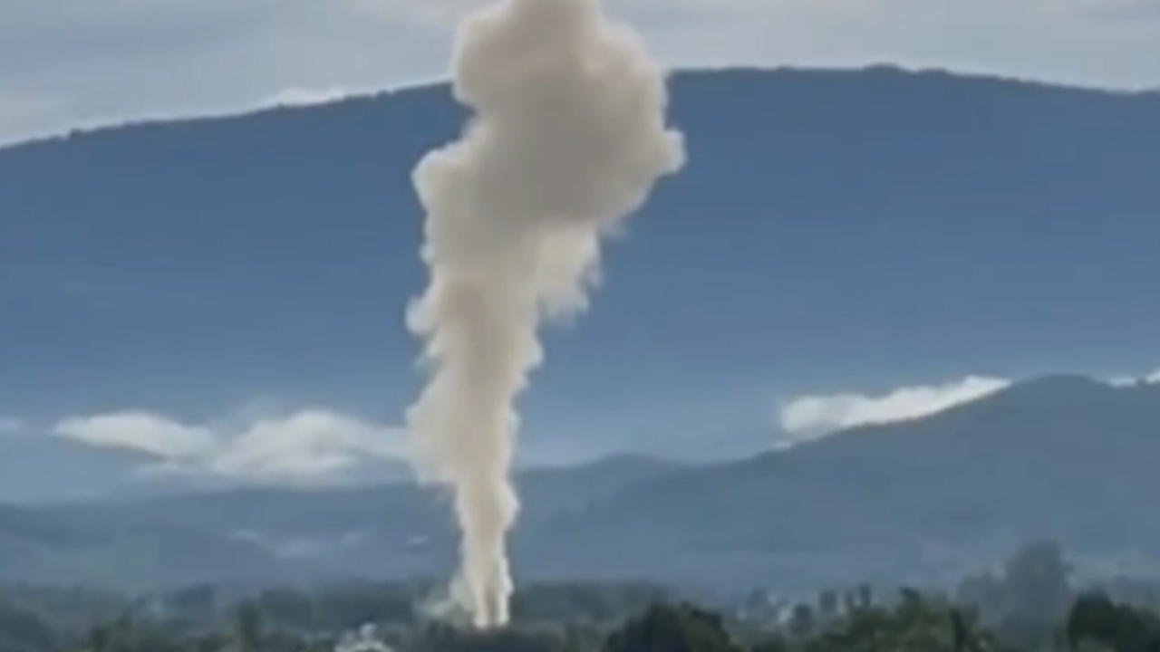 เจอต้นเหตุแล้ว ควันสีขาวพวยพุ่งสูงนับร้อยเมตรเมืองเพชรบูรณ์ ที่แท้ชาวบ้านเผาต้นมะพร้าว