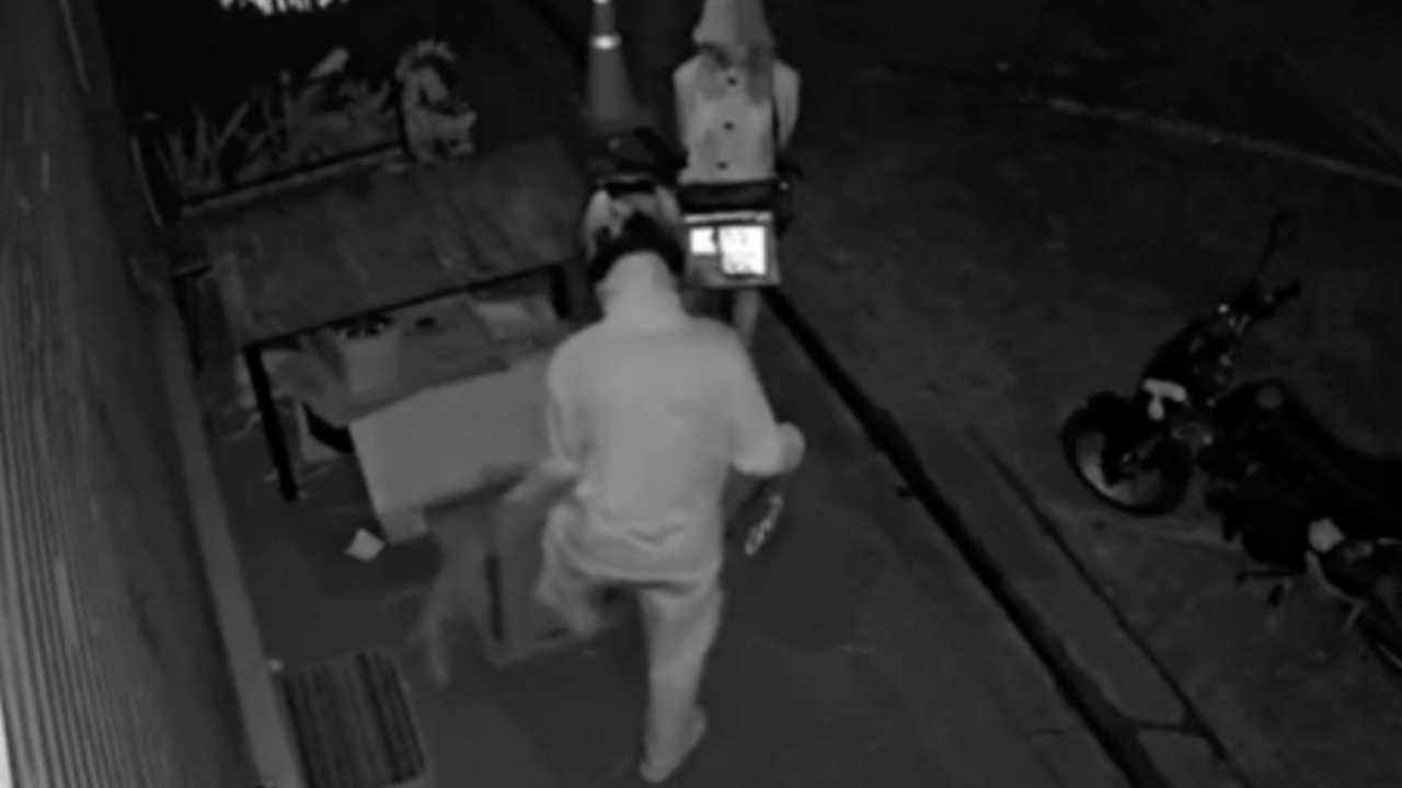 วงจรปิดจับภาพ "โจรไฮโซ" 2 ผัวเมีย แต่งตัวดี-ขี่บิ๊กไบค์ ขโมยรถเข็นราคา 300 บาท