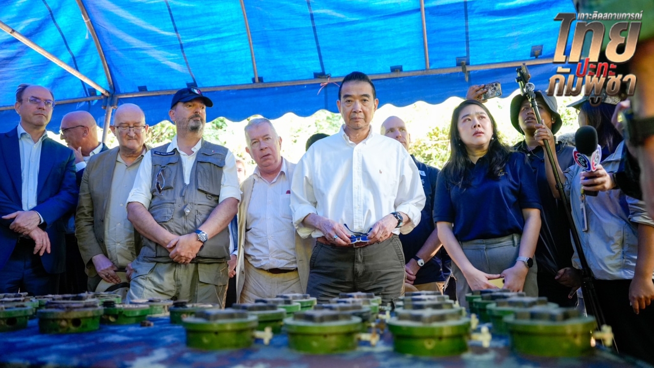 “มาริษ” พาคณะทูตขึ้นภูมะเขือดูทุ่นระเบิดจริง แนะภาคีออตตาวาทบทวนให้เงินช่วยเหลือกัมพูชา