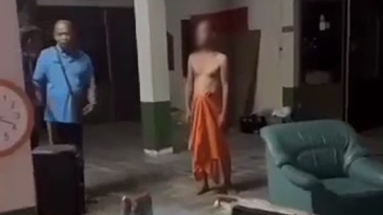 ฉาวอีก ชาวบ้านล้อมจับพระลูกวัดใน จ.นครสวรรค์ อึ้งเจอสีกานุ่งกระโจมอกในกุฏิ